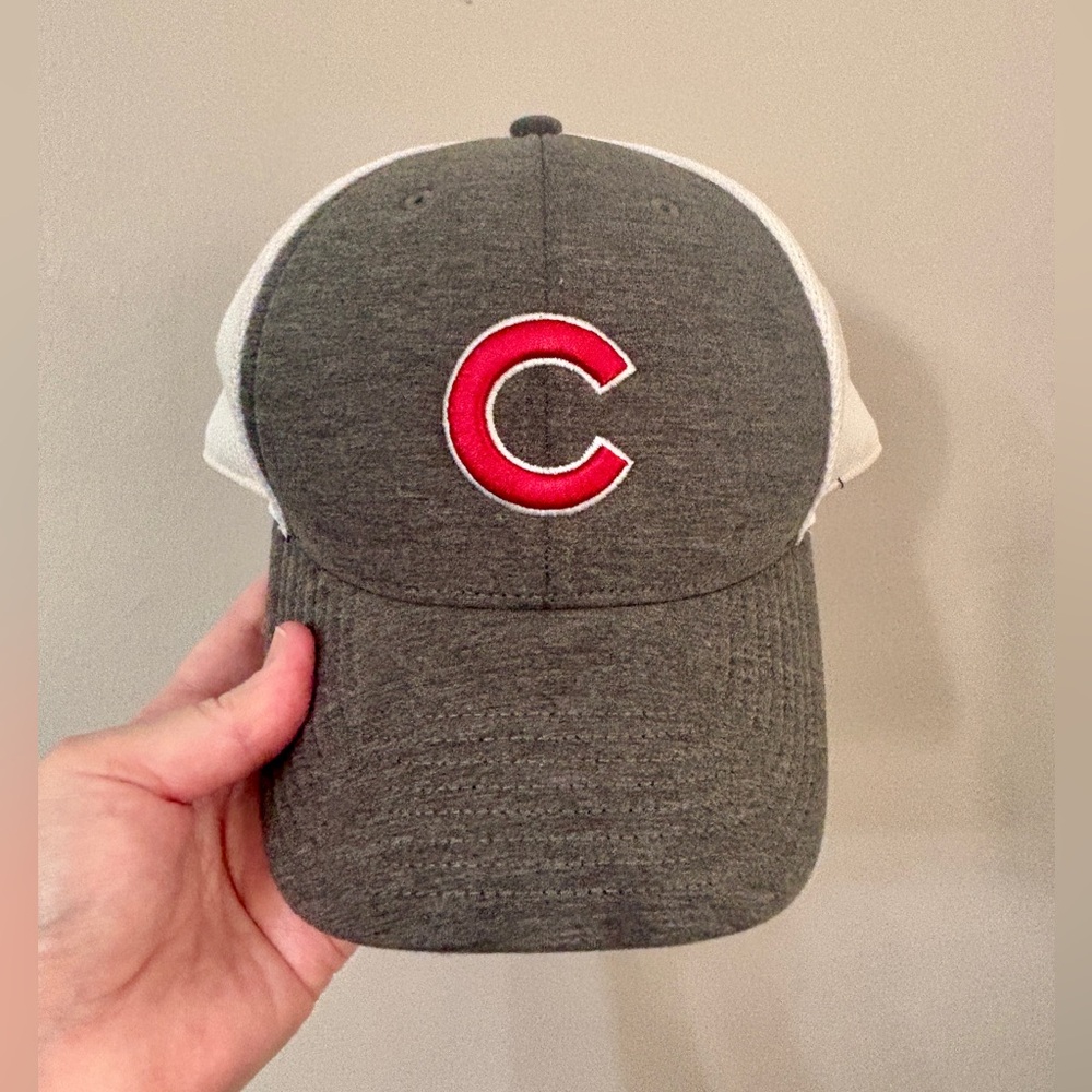 Chicago Cubs Gray and White Baseball Cap with Red Logo, adjustable with velcro